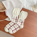 Karo-Baumwollsocken in Creme mit rot-braunem Karomuster und weißem Markenetikett - Einheitsgröße / Milchweiß Kariert (Ein Paar)