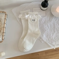 Calze bianche in cotone a metà polpaccio con bordi a balze e ricamo grigio lettera MD - Modello con volant / Finiture in Pizzo Bianco