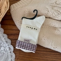 Weiße Socken mit violettem Karomuster am Umschlag und einer zarten Schleife für Damen - Cremeweiß Rüschen Schleife Stil