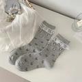 Süße hellgraue Crew-Socken mit schwarzen Schleifen, weißer Spitze und Perlen auf weißem Tisch - Einheitsgröße / Hellgrau