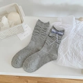 Chaussettes grises style ballet avec plis horizontaux et nœud en ruban à carreaux bleu - Taille unique / Gris