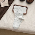 Mittelhohe Socken in hellem Hafergrau mit feiner grüner Blumenstickerei auf Holztablett - Einheitsgröße / Haferflocken (1 Paar)