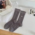 Süße graue Baumwollsocken mit Hundestickerei und Rüschensaum im Strick-Design - Grauer Zopfmuster Hund Stil