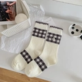 Süße cremefarbene Wadensocken mit grauen Rüschen und kariertem Welpen-Stickmuster - Cremefarbener Karierter Hund Stil