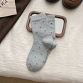 Graue Socken mit violettem Blumenstickmuster auf einem Holztablett im Vintage-Stil - Einheitsgröße / Hellgrau (1 Paar)