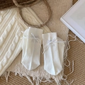 Chaussettes mi-mollet en tricot blanc avec rubans élégants et détails papillon en strass - crème