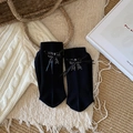 Chaussettes noires avec nœuds en ruban et strass dans un style en maille verticale - Noir