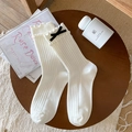 Chaussettes blanches style ballet avec bord à volants et petits nœuds en velours - crème