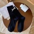 Chaussettes noires à côtes avec nœud en velours blanc et bordure à volants - Noir