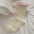 Cremeweiße Socken mit rosa Plüsch-Spitzenbesatz und vertikalem Strickmuster-Detail - Einheitsgröße / Cremeweiß