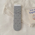 Calcetines grises de algodón con bordado floral vintage y textura de punto vertical - Gris claro