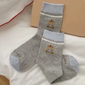 Calze di cotone grigie e blu con ricamo a forma di orsetto e scritta HAPPY DAY - Orsetto con Cappello a Contrasto Blu Grigio