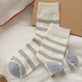Simpatiche calze in cotone bianco latte con strisce blu e design patchwork su punta e tallone - Strisce blu e bianche