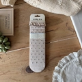 Calze giapponesi beige a pois con bordi arricciati su un tavolo in legno rustico - Taglia unica / Avena a Pois Caffè
