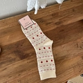 Vintage Fair Isle Socken in Cremeweiß mit roten Blattmustern und grauer Geometrie - Einheitsgröße / Cremeweiß