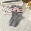 Calze grigie in cotone stile Fair Isle con motivo a cucciolo su sfondo di peluche - Grigio chiaro