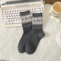 Calze grigio scuro Fair Isle con motivi jacquard nordici di cani e alberi di pino - grigio scuro
