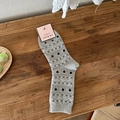 Vintage Fair Isle Socken in Grau mit schwarzen Herzmustern und geometrischem Strickmuster - Einheitsgröße / Grau