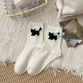 Damen-Socken in Beige mit Konfetti-Strick und niedlicher 3D-Katzen-Applikation im Detail - Einheitsgröße / Cremeweiß (Schwarze Katze Blaue Schleife)