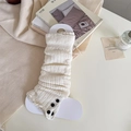 Scaldamuscoli in maglia bianco crema con tre bottoni neri su un tappeto morbido - Bianco Crema