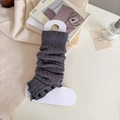 Scaldamuscoli in maglia grigio scuro con bottoni neri su uno sfondo accogliente e curato - grigio scuro
