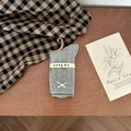Calcetines grises Mary Jane con punto trenzado y lazo blanco sobre fondo de madera - Talla única / Gris