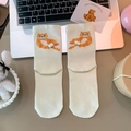 Süße cremefarbene Socken mit orangefarbenem Katzenmuster und 3D-Plüschbommeln für Damen - Milchweiß (Imitation Nahtlos)