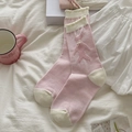 Calze rosa con orsetto 3D e fiocco bianco in una calda ambientazione accogliente - Rosa