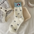 Süße cremeweiße halbhohe Socken mit blauem Rippstrick und schwarzen Schleifen - Hund Stil