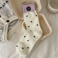 Beige Baumwollsocken mit schwarzen Punkten, lila Rippbündchen und schwarzem Katzen-Stick - Katzen-Stil