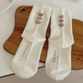 Cremeweiße Socken mit braunem Herz-Stickmotiv aus weicher Baumwollmischung - Cremeweiß