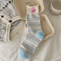 Gestreifte hellgraue Socken mit rosa Hasen-Stickerei und weicher Baumwollstruktur - Hasen Stil