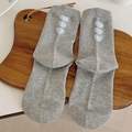 Graue Socken mit weißer Herzbestickung an der Ferse und gerippten Bündchen - Hellgrau