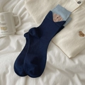 Calze blu scuro con risvolto azzurro e ricamo di orsetto su un lenzuolo bianco - Taglia unica / Blu Notte