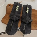 Dunkelgraue Socken mit hellgrüner Herzbestickung und weißem Text auf der Unterseite - Dunkelgrau