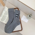 Chaussettes mi-mollet gris foncé avec dentelle blanche et nœud noir sur plateau bois - Taille unique / Gris Moyen