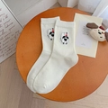 Weiße Baumwoll-Mittelsocken mit niedlicher Schaf-Stickerei und herbstlichem Charakter - Schaf mit Rotem Hut Stickerei / Creme