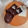 Braune Socken mit Plüsch-Kaninchen-Muster und RUN-Schriftzug auf Holzstuhl - Einheitsgröße / Hase & RUN Buchstabe