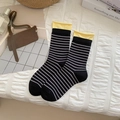 Calze classiche in cotone a righe nere e grigie con bordo arrotolato giallo - Taglia unica / Nero Bordo Giallo
