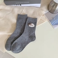 Graue Crew-Socken mit braunen Punkten und Plüsch-Patch mit Karoschleife und HELLO-Text - Mittelgrau Hello Schleife