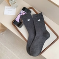 Calzini grigio scuro in cotone con ricamo a cuore bianco e polsini a coste elasticizzati - Taglia unica / grigio scuro