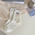Naturweiße Socken mit schwarzen Punkten und dekorativem Friend-Textiletikett - Weiß Punktmuster Retro Label