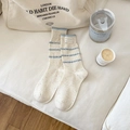 Calze beige con bordo in pizzo blu e maglia colorata per un look dolce e fresco - Bianco