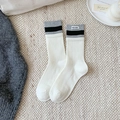 Calze bianche in maglia a coste con strisce grigie e toppa logo su superficie testurizzata - Bianco