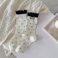 Calze a pois bianche con bordo a volant nero e dettaglio dell'etichetta M.E.K. a lettere - Taglia unica / Bianco