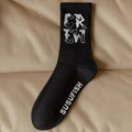 Calzino nero da uomo con scritta CREW bianca e design frammentato su sfondo strutturato - Nero CREW