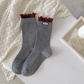 Calze grigio scuro a pois verdi, bordi a balze bordeaux ed etichetta in tessuto M.E.K. - Taglia unica / Grigio chiaro