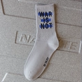 Calze uomo grigio chiaro stile street con scritte WAR IS NOT in nero e blu - Stile WAR Grigio Chiaro