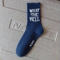 Calze uomo blu navy con scritta WHAT THE HELL bianca e trama a costine sportive - Stile HELL Blu