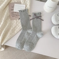 Calze grigie a coste con bordi a volant, fiocchi di nastro e bottoni decorativi - Taglia unica / Grigio chiaro